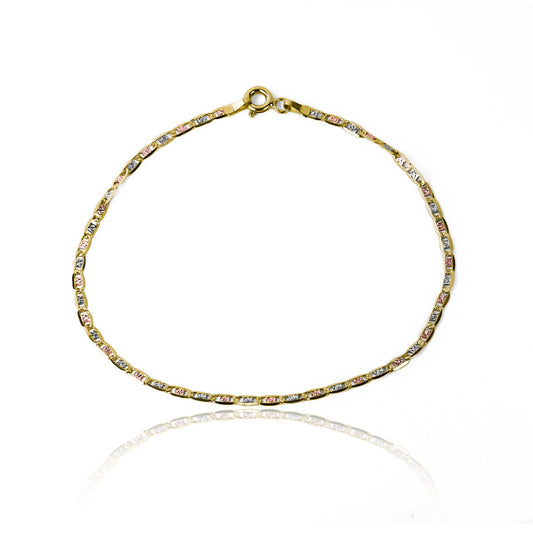 Descubre la elegancia y la sofisticación de nuestra pulsera escalera plana 3 oros S, confeccionada en oro 18K de la prestigiosa Joyería Caracas. Esta pieza exclusiva es una verdadera obra de arte y viene con una garantía para toda la vida. Lleva contigo un lujo que durará para siempre.