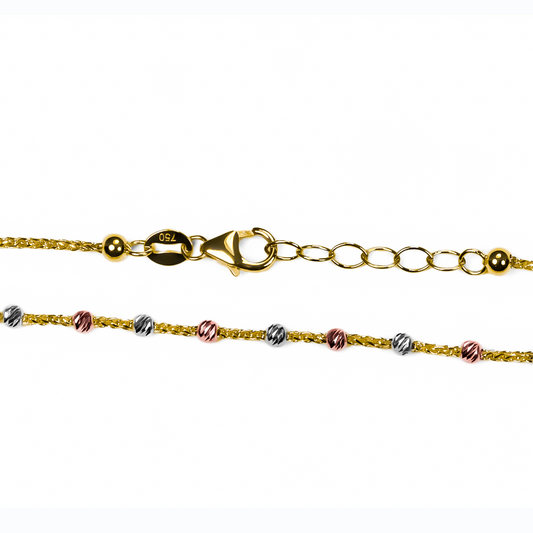 Descubre la elegancia y el lujo en la pulsera esferas diamantadas 3 oros I. Hecha con oro 18K de la exclusiva Joyería Caracas, esta pieza es una garantía para toda la vida. Una combinación perfecta de brillo y sofisticación.