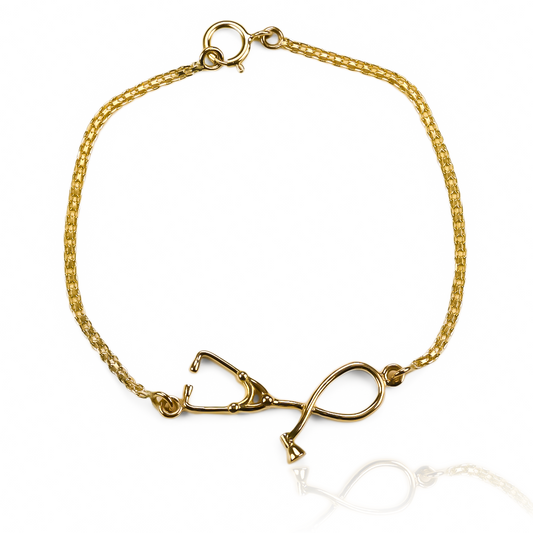 Descubre la elegante y exclusiva pulsera estetoscopio de Oro 18K de Joyería Caracas. Además de ser un accesorio de moda, también es un símbolo de calidad y garantía para toda la vida. Demuestra tu estilo refinado con esta pulsera única en su clase.