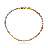 Discreta, elegante y exclusiva; la pulsera trenza 3 oros I es una verdadera joya de oro 18K de la reconocida Joyería Caracas. Con una garantía de por vida, esta pulsera es sinónimo de calidad y durabilidad. Realza tu estilo con esta pieza única y sofisticada.