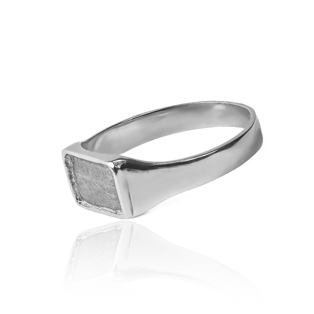 El anillo rectangular candy de Joyería Caracas es una verdadera joya de oro 18k con una garantía de por vida. Luce exclusivo y elegante con este anillo, que es sinónimo de calidad y estilo duradero. Haz una declaración de lujo con este anillo que se convertirá en tu compañero glamuroso para siempre.