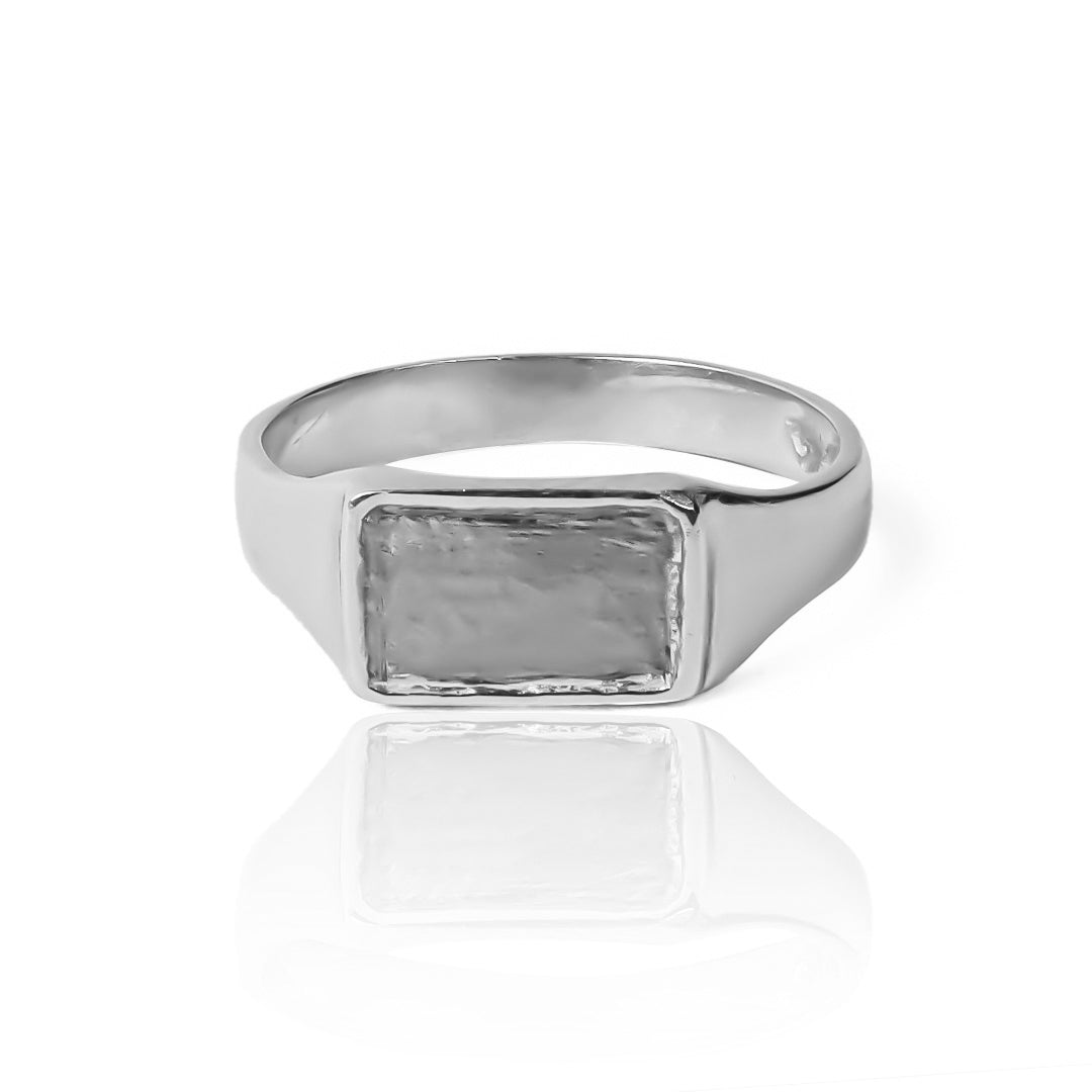 El anillo rectangular candy de Joyería Caracas es una verdadera joya de oro 18k con una garantía de por vida. Luce exclusivo y elegante con este anillo, que es sinónimo de calidad y estilo duradero. Haz una declaración de lujo con este anillo que se convertirá en tu compañero glamuroso para siempre.