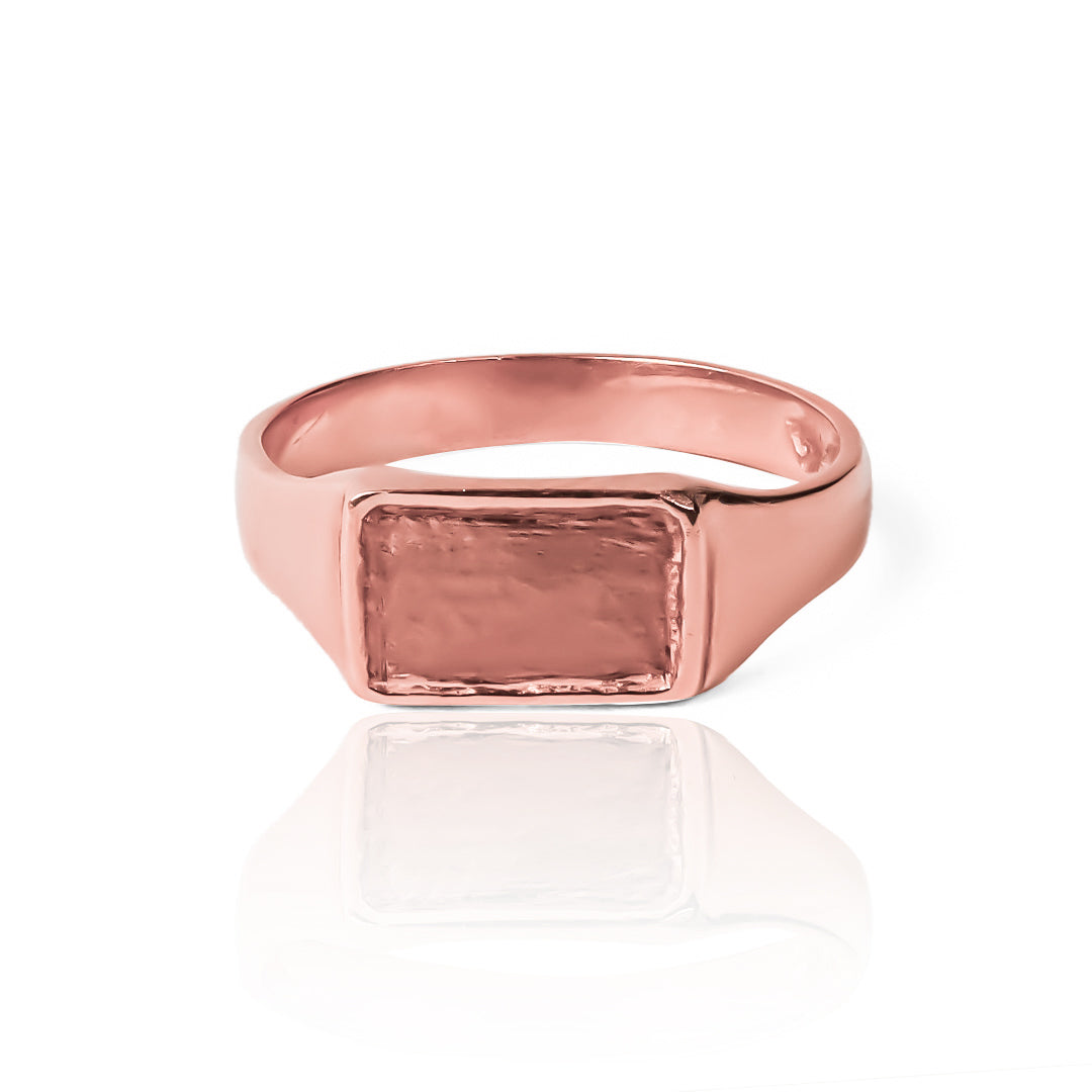 El anillo rectangular candy de Joyería Caracas es una verdadera joya de oro 18k con una garantía de por vida. Luce exclusivo y elegante con este anillo, que es sinónimo de calidad y estilo duradero. Haz una declaración de lujo con este anillo que se convertirá en tu compañero glamuroso para siempre.