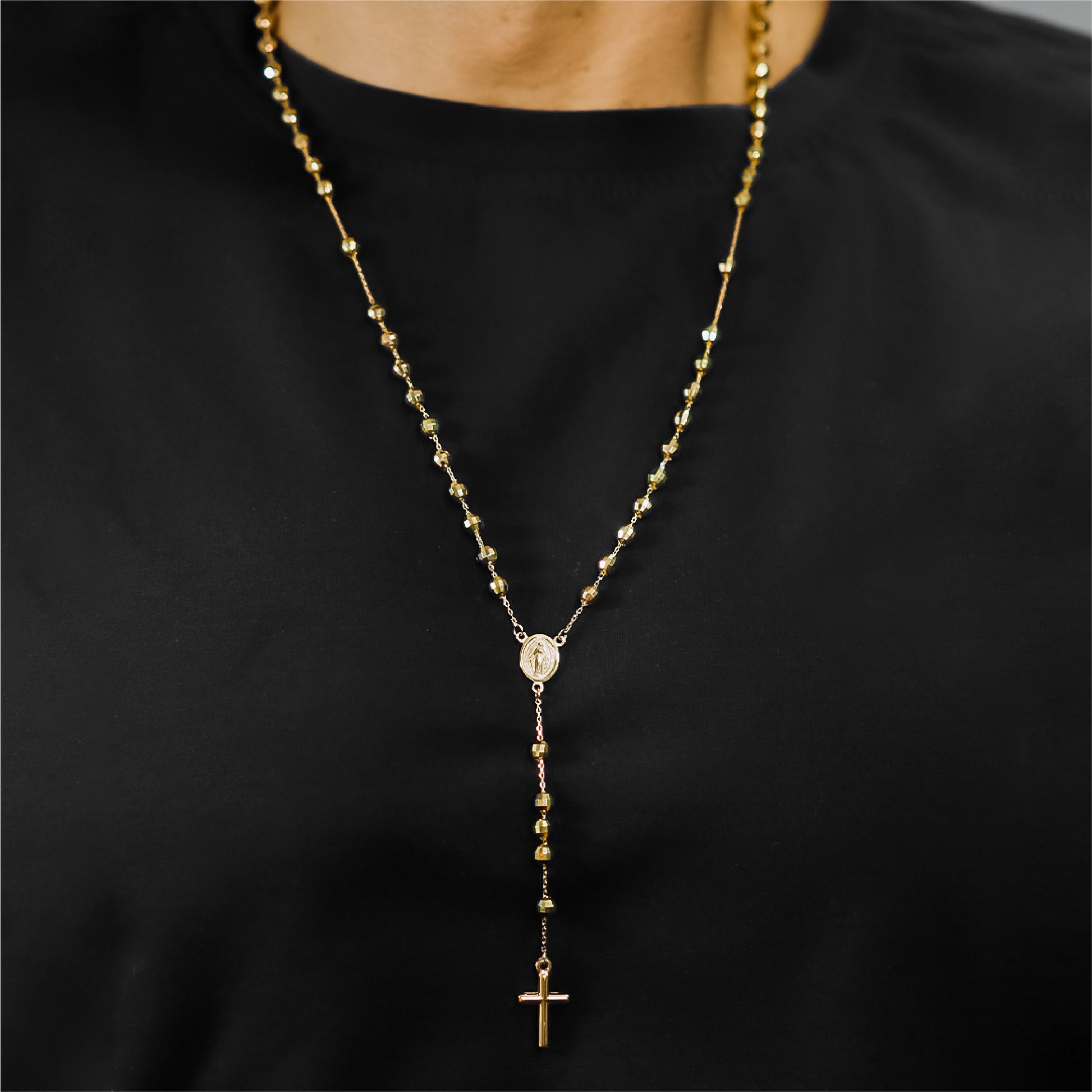 Descubre la elegancia con nuestro Rosario diamantado L I de oro 18K de Joyería Caracas. Con su brillo diamantado y calidad superior, es una pieza perfecta para complementar tu estilo con un toque sofisticado y exclusivo. Además, cuenta con una garantía para toda la vida, asegurando su durabilidad y valor.