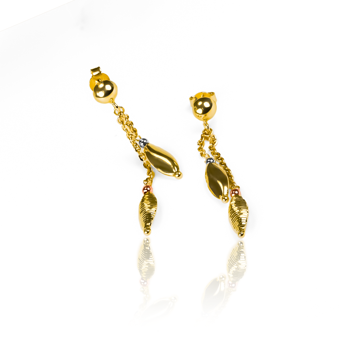 Disfruta de la elegancia y exclusividad con nuestro set de gargantilla y aretes Nature 3 oros. Hechos con oro 18K de la reconocida Joyería Caracas, este conjunto es la definición de lujo y sofisticación. Con garantía para toda la vida, es una inversión que te acompañará en tus momentos más especiales.