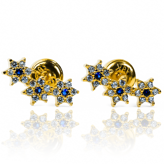 Descubre la elegancia y exclusividad con Topitos Caterpillar 3 Flores blue cristal. Hecho con Oro18K, esta joyería de Caracas te asegura una garantía para toda la vida. Agrega un toque de lujo a cualquier atuendo con esta pieza única que te acompañará en todas las ocasiones.