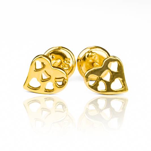 Disfruta de la belleza y exclusividad de los Topitos Corazón calado. Elaborados en oro 18K por Joyería Caracas, estos delicados topitos no sólo son un accesorio sofisticado, sino que también brindan una garantía de por vida. Eleva tu estilo y confía en la calidad eterna de este producto.