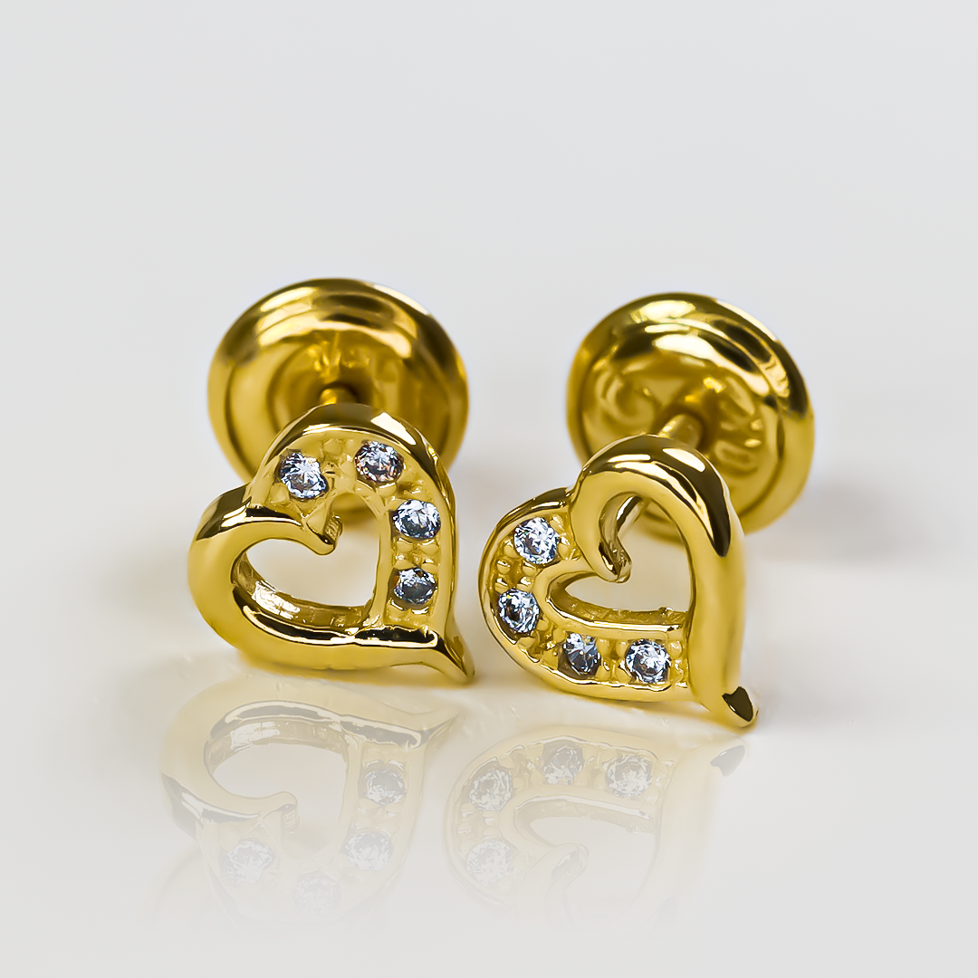 Mejora tu estilo con los Topitos Corazón funcy cristal. Hechos de oro 18K, cada pieza es una obra maestra de Joyería Caracas. Con garantía de por vida, estarás rodeado de elegancia y lujo exclusivo. Nunca pierdas el brillo con estos topitos en tu colección.