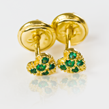 Descubre la elegancia y exclusividad del Topitos Corazón mini verde. Hecho con el lujo del Oro 18K, esta joyería de Caracas es una garantía para toda la vida. Expresa tu amor con estilo y clase con cada detalle de estos topitos.