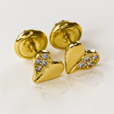 Descubre la sofisticada elegancia de nuestros Topitos Corazón mitad cristales. Hechos de Oro 18K y garantizados para toda la vida por Joyería Caracas. Añade un toque de lujo a tu estilo con estos exclusivos topitos.