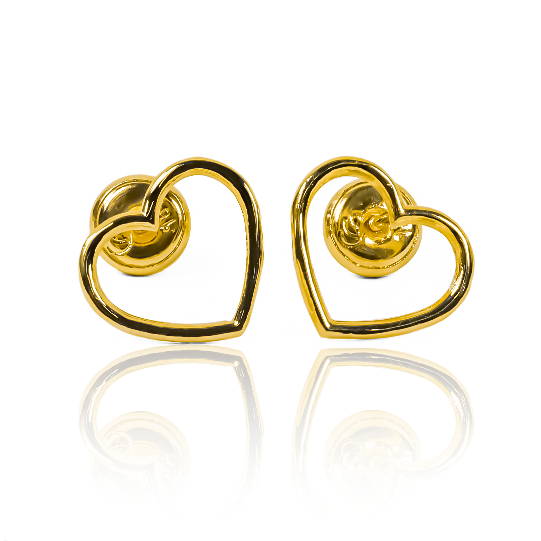 Disfruta de la elegante simplicidad con Topitos Corazón silueta. Bañada en oro 18K, esta joya de Joyería Caracas te asegura calidad y belleza duradera. Con nuestra garantía de por vida, haz de esta pieza un tesoro para toda la vida.