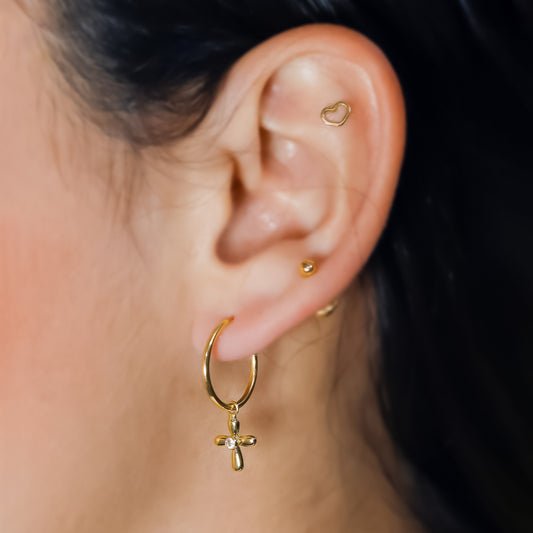 Oreja de mujer con topito en forma de corazón en oro amarillo de 18 quilates, hechos en Joyería Caracas. 