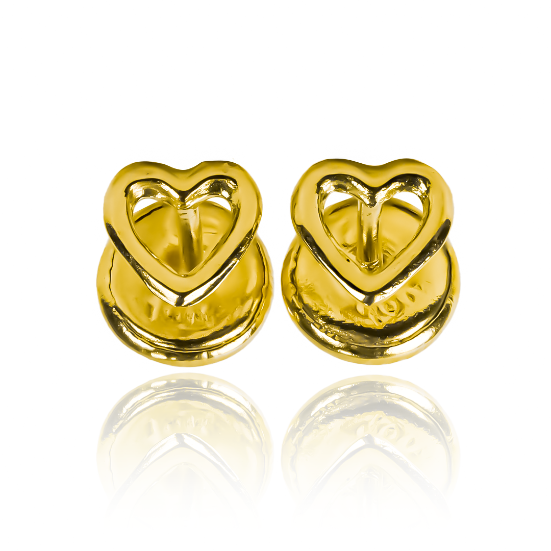 Descubre la elegancia y exclusividad de nuestros Topitos Corazón silueta S bañados en oro de 18K. Creados por Joyería Caracas con garantía para toda la vida. Añade un toque de lujo a tu look con estos topitos que simbolizan la vida y el amor.