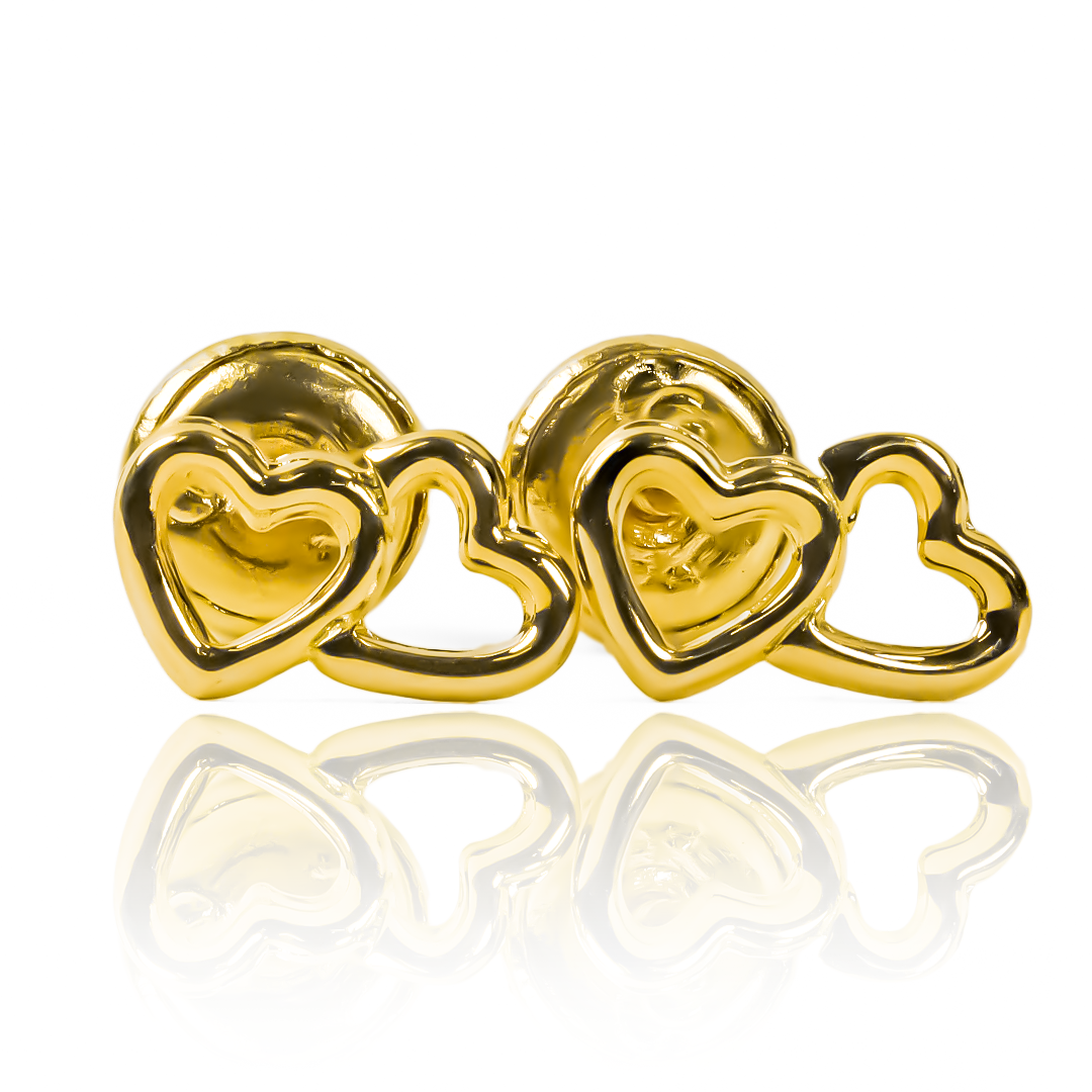 Disfruta de la elegancia y exclusividad con nuestros Topitos Doble corazón liso. Confeccionados en oro 18K y respaldados por la prestigiosa Joyería Caracas, cuentan con garantía para toda la vida. Luce un corazón doblemente hermoso y asegura tu inversión en joyería de lujo.