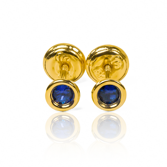 Descubre la elegancia y exclusividad de los Topitos Dona bisel pequeño Blue. Confeccionados en oro de 18K y garantizados de por vida por Joyería Caracas, son sinónimo de lujo y sofisticación. Completa tu look con estos topitos que te acompañarán siempre.