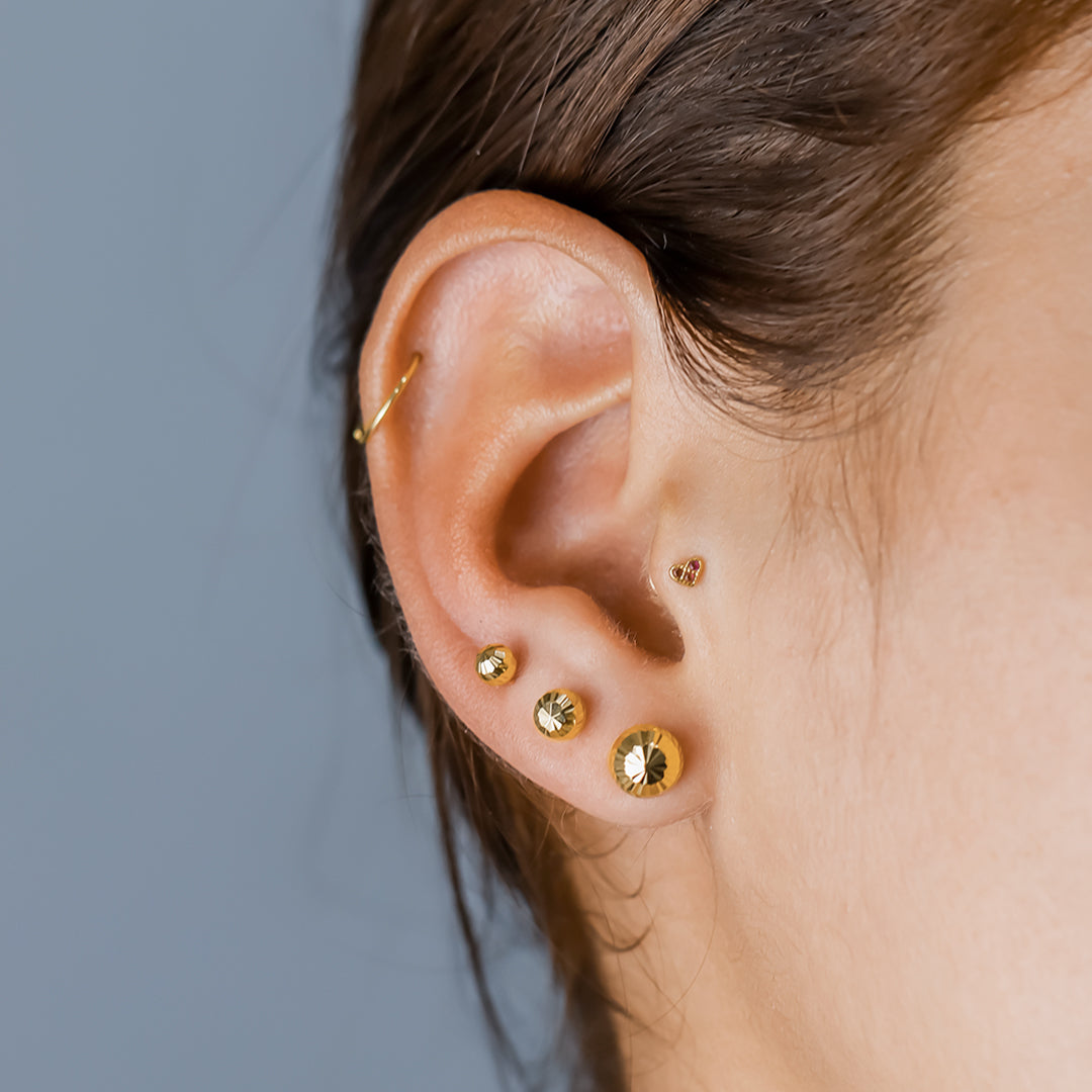 Oreja de mujer con topito de esfera diamantada de 5.0mm en oro amarillo de 18 quilates, hechos en Joyería Caracas. 