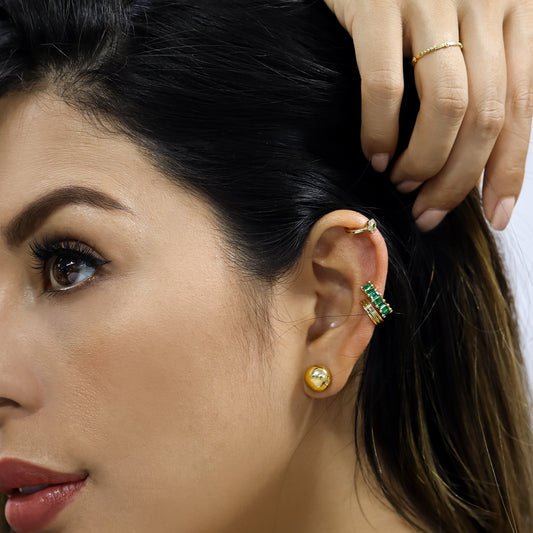 Oreja de mujer con topito de esfera lisa de 8.0mm en oro amarillo de 18 quilates, hechos en Joyería Caracas. 