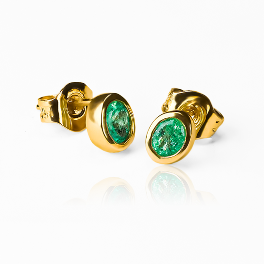 Descubra la elegancia única de los Topitos Esmeralda Oval, piezas únicas de joyería de Oro 18K de la aclamada marca Joyería Caracas. Con garantía para toda la vida, estas joyas son perfectas para lucir exclusividad y sofisticación en cada ocasión. ¡Un lujo que perdurará toda la vida!