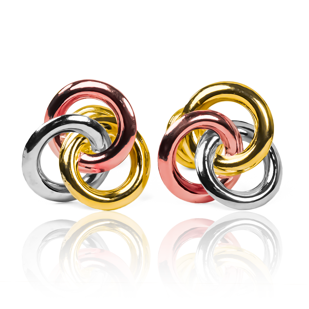 Topitos Espiral 3 Oros XL combina la elegancia y opulencia del oro de 18 quilates con la exclusividad de la joyería Caracas. Con garantía para toda la vida, esta pieza de lujo te asegura un estilo sofisticado y duradero.