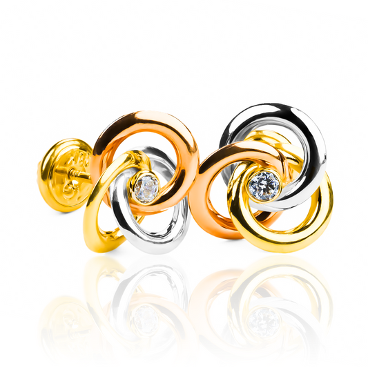 Inspira tu look con los Topitos Espiral 3 Oros centro cristal, una pieza única de Joyería Caracas con acabados en Oro 18K. Con garantía para toda la vida, este accesorio es un símbolo de lujo y elegancia que te acompañará siempre. Haz que tu estilo brille con estos topitos.