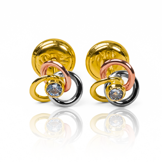 Renueva tu estilo con los elegantes Topitos Espiral aros centro cristal 3 oros de Joyería Caracas. Confeccionados en oro 18K y garantía para toda la vida, estas piezas de alta calidad no solo complementarán cualquier atuendo, sino que también te brindarán una sensación de lujo y exclusividad.