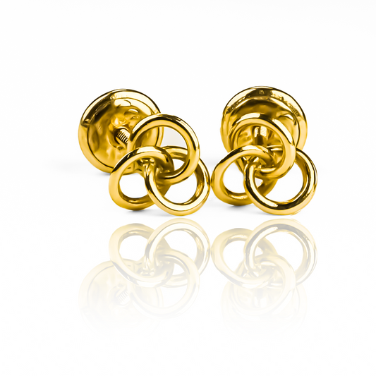 El lujo y la exclusividad se unen en estos hermosos Topitos Espiral x 3 de oro 18K de Joyería Caracas. Con garantía para toda la vida, son una inversión atemporal que realzará cualquier atuendo.