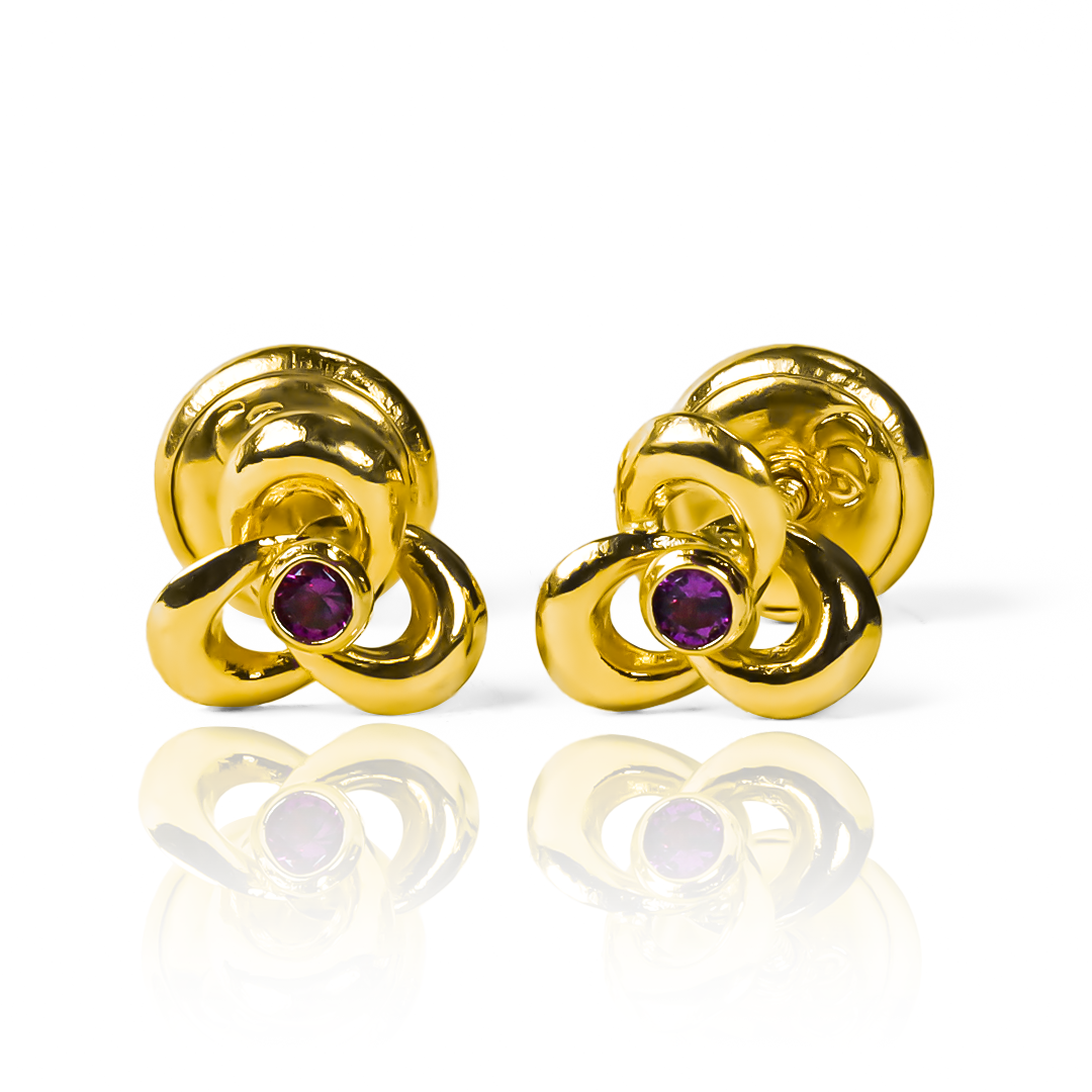 Disfruta de un estilo exquisito con los Topitos Espiral x 3 Red, con acentos elegantes de Oro 18K y la calidad inigualable de Joyería Caracas. Con garantía de por vida, es la elección perfecta para añadir un toque de lujo y durabilidad a tu colección de joyería.