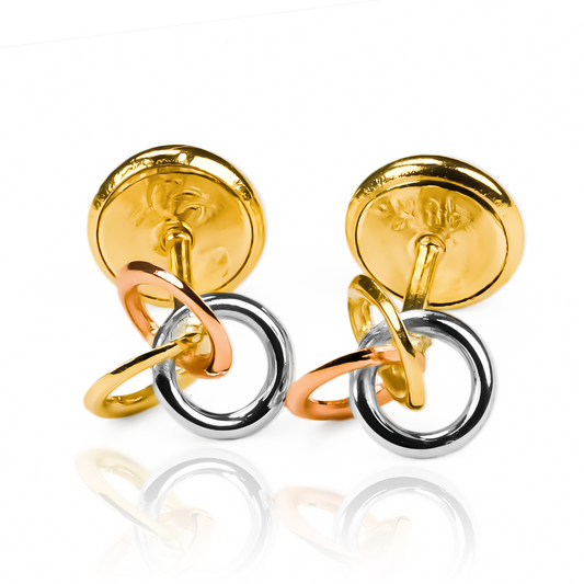 Luce elegante y exclusivo con nuestros Topitos Espiral x 3 Tres oros de Oro 18K de Joyería Caracas. Con garantía para toda la vida, añade un toque de lujo a tu estilo que durará para siempre. Eleva tu look a otro nivel con estos hermosos topitos.