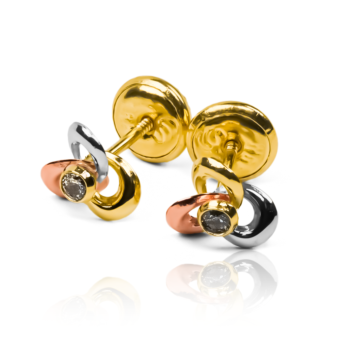 Descubre la belleza y elegancia de los Topitos Espiral x 3 oros centro de cristal. Hechos con oro de 18K por Joyería Caracas, cada pieza viene con una garantía de por vida. Llévate una obra de arte exclusiva que brilla con sofisticación y lujo.