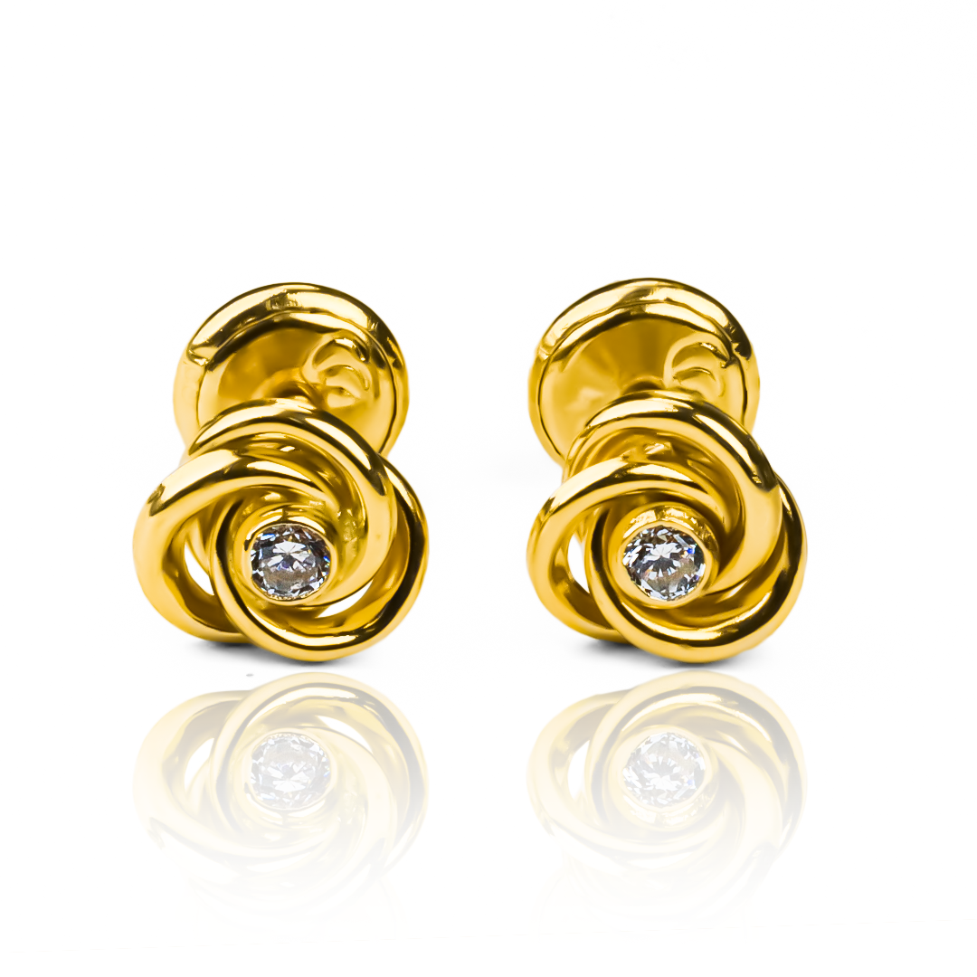 Topitos Espiral x3 cristal de Joyería Caracas. Diseñados con Oro 18K, estos pendientes son una verdadera obra de arte que destacarán en cualquier ocasión. Con garantía para toda la vida, son una inversión en lujo y sofisticación.