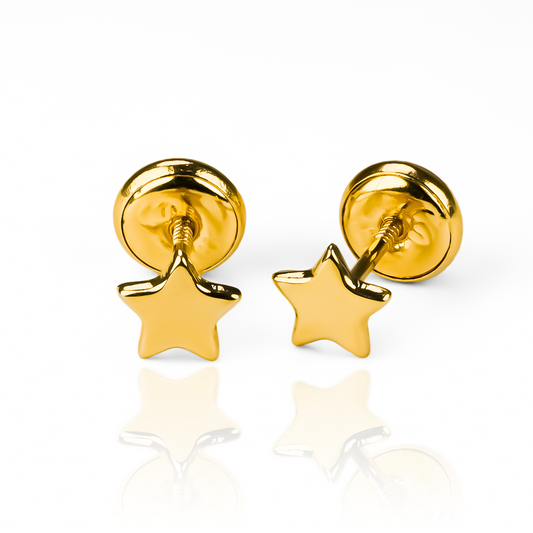 Descubre la elegancia y el lujo con nuestros Topitos Estrellas S JT bañados en Oro 18K. Confeccionados por Joyería Caracas, estos topitos son una verdadera obra de arte. Adquiere la garantía para toda la vida y dale un toque exclusivo a tu estilo.