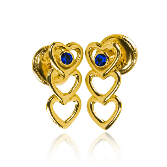 ¡Destaca con estos Topitos Fila de Corazones x 3 en cristal azul! Con detalles en Oro 18K de Joyería Caracas, garantía de por vida. Añade un toque de elegancia y exclusividad a tu estilo. ¡Haz que tus accesorios hablen por ti con calidad inigualable!