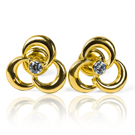 Disfruta de la elegancia y exclusividad con Topitos Flor 3 aros cristal de Oro 18K de la prestigiosa Joyería Caracas. Garantía para toda la vida asegura su calidad duradera. Haz una declaración de estilo con estos aros en forma de flor, un verdadero tesoro atemporal.