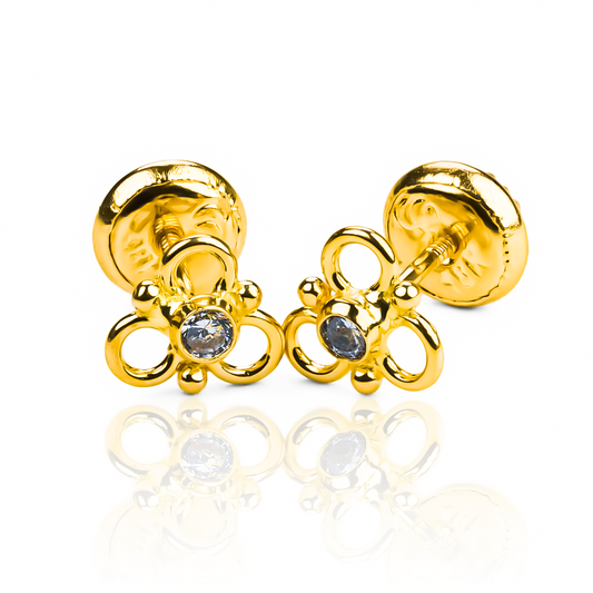 Introduce un toque de elegancia y exclusividad a tu look con nuestros topitos de flor calada con 3 pétalos en oro 18K. Confeccionados por Joyería Caracas y respaldados por nuestra garantía de por vida, son la elección perfecta para resaltar tu estilo sofisticado.