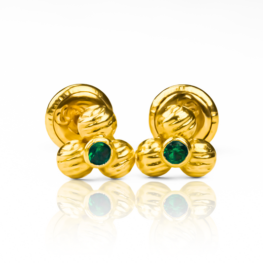 Luce elegante con los Topitos Flor de loto acanalada Green. Hechos con oro de 18K de Joyería Caracas y una garantía para toda la vida. Agrega un toque de sofisticación a tu estilo con estos hermosos aretes de flor de loto que durarán para siempre.