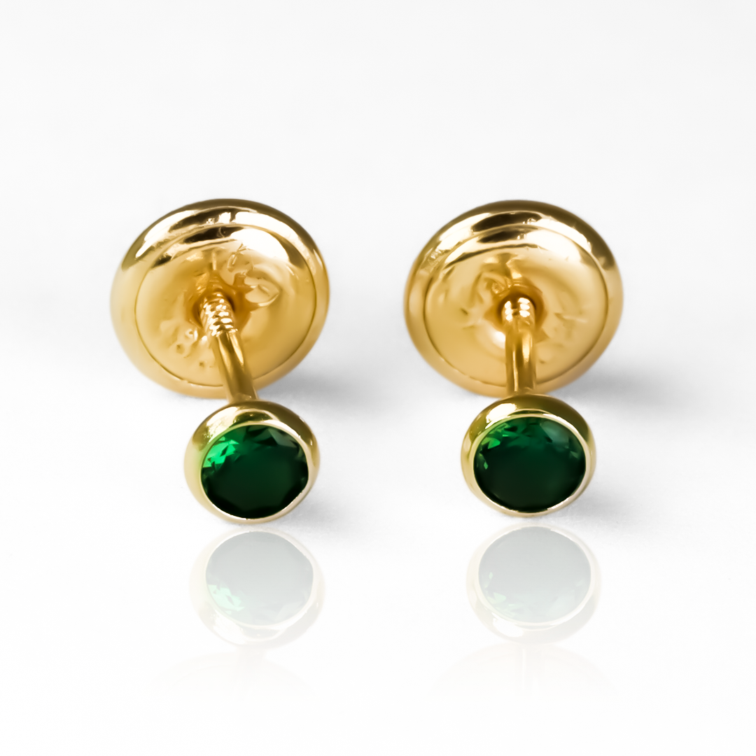 Descubre la elegancia de Topitos Gema #2.5 Biselada verde. Confeccionados con oro 18K de Joyería Caracas, estos topitos ofrecen un estilo exclusivo y sofisticado. Con garantía para toda la vida, son una inversión en belleza y calidad.