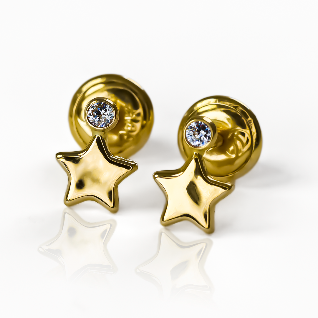 Resalta tu estilo con los Topitos Mini estrella +cristal de oro 18K de Joyería Caracas. Estas exclusivas piezas vienen con garantía de por vida, asegurando su calidad y durabilidad. Eleva tu look con estos elegantes detalles que perdurarán para siempre.