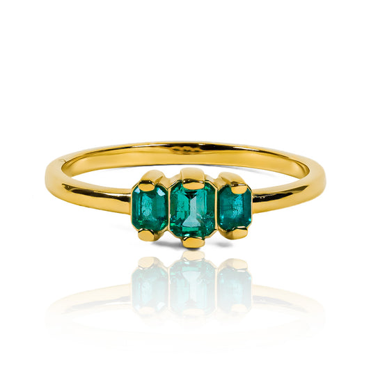 Anillo Trilogy emerald baguette de la prestigiosa Joyería Caracas. Fabricado en oro de 18k, cuenta con garantía de por vida. 