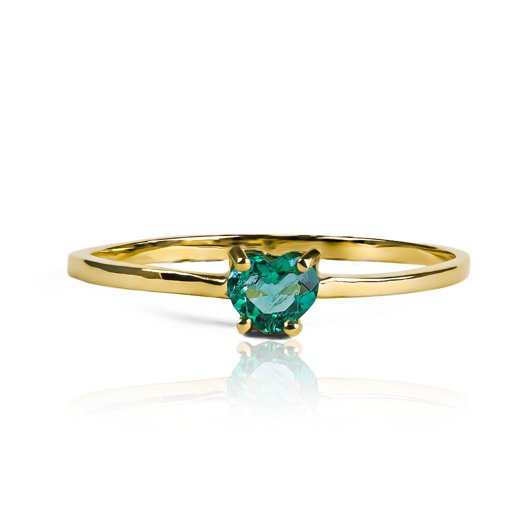 Anillo de compromiso classic heart - es una verdadera joya que seguramente robará el aliento de cualquier persona. Confeccionado en oro de 18k, este anillo lleva un hermoso esmeralda en forma de corazón como piedra central, simbolizando el amor y la eternidad. En Joyería Caracas nos enorgullecemos de ofrecer piezas de la más alta calidad