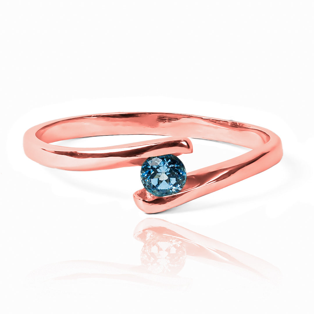 anillo de compromiso wave en tono azul cielo es una joya de lujo de la reconocida marca Joyería Caracas. Confeccionado en oro de 18 k, viene con un certificado de calidad y garantía de por vida.