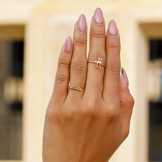 anillo Ángelus de Joyería Caracas es una pieza exclusiva de oro 18k que simboliza la elegancia y la perfección. Con garantía para toda la vida, este anillo es un tesoro que siempre te recordará tu belleza y estilo único.