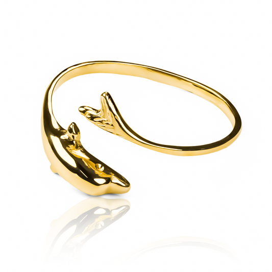 anillo baby dolphin. Fabricado en oro 18k, esta joyería caracas es una obra de arte que simboliza la protección y alegría del mundo marino. Con garantía para toda la vida