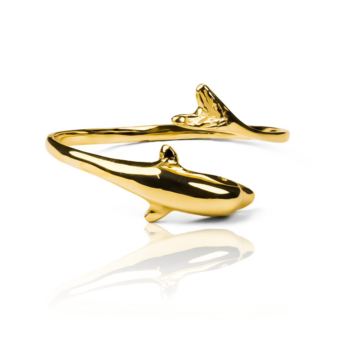 anillo baby dolphin. Fabricado en oro 18k, esta joyería caracas es una obra de arte que simboliza la protección y alegría del mundo marino. Con garantía para toda la vida