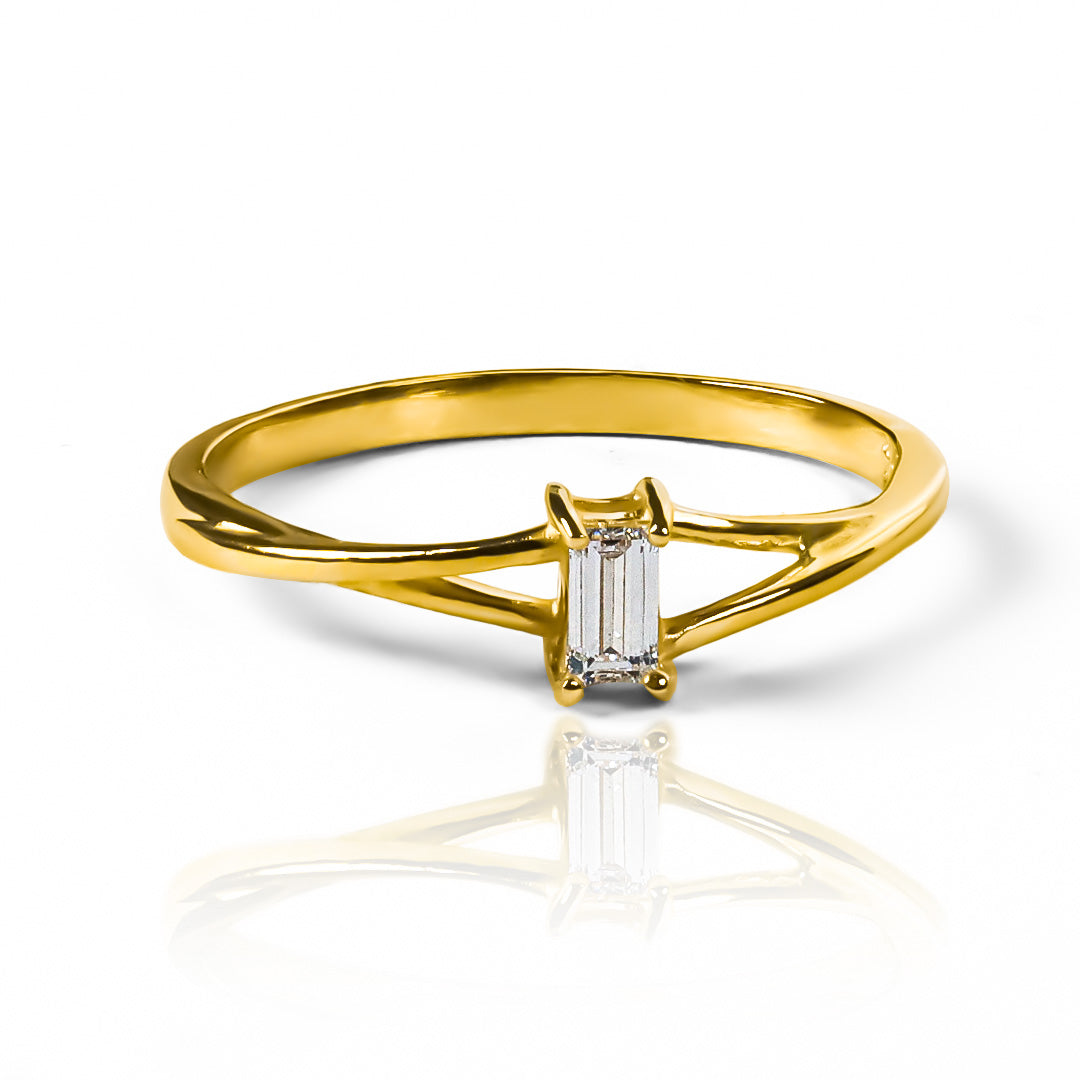 anillo de compromiso baguette S de oro de 18k! Confeccionado por expertos joyeros de Joyería Caracas, este anillo presenta un diseño moderno y atemporal, perfecto para simbolizar tu amor eterno. El oro de 18k garantiza la calidad y durabilidad, respaldado por un certificado de calidad y garantía de por vida.