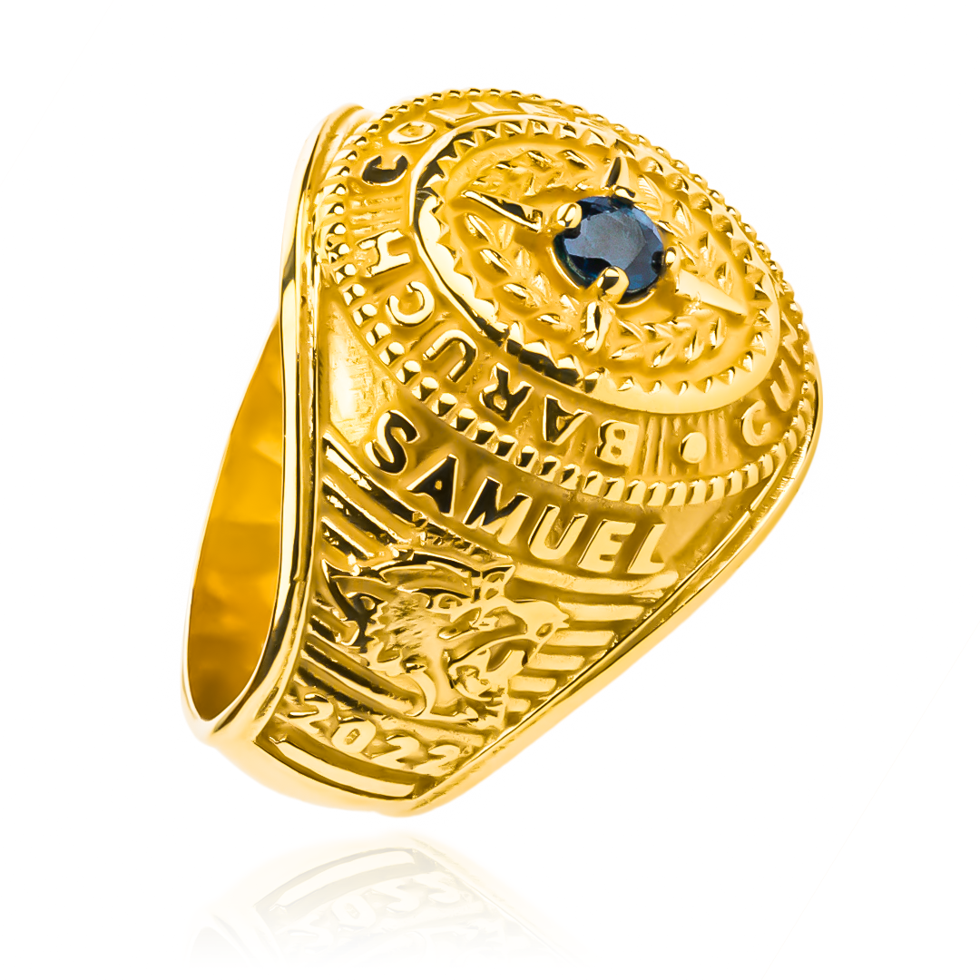 Disfruta de la elegancia y exclusividad con nuestro anillo Baruch College. Hecho con joyería Caracas y oro de 18k, este anillo es más que una pieza de moda, es una inversión para toda la vida. Con garantía de por vida, lucirás sofisticación y distinción en cualquier ocasión.