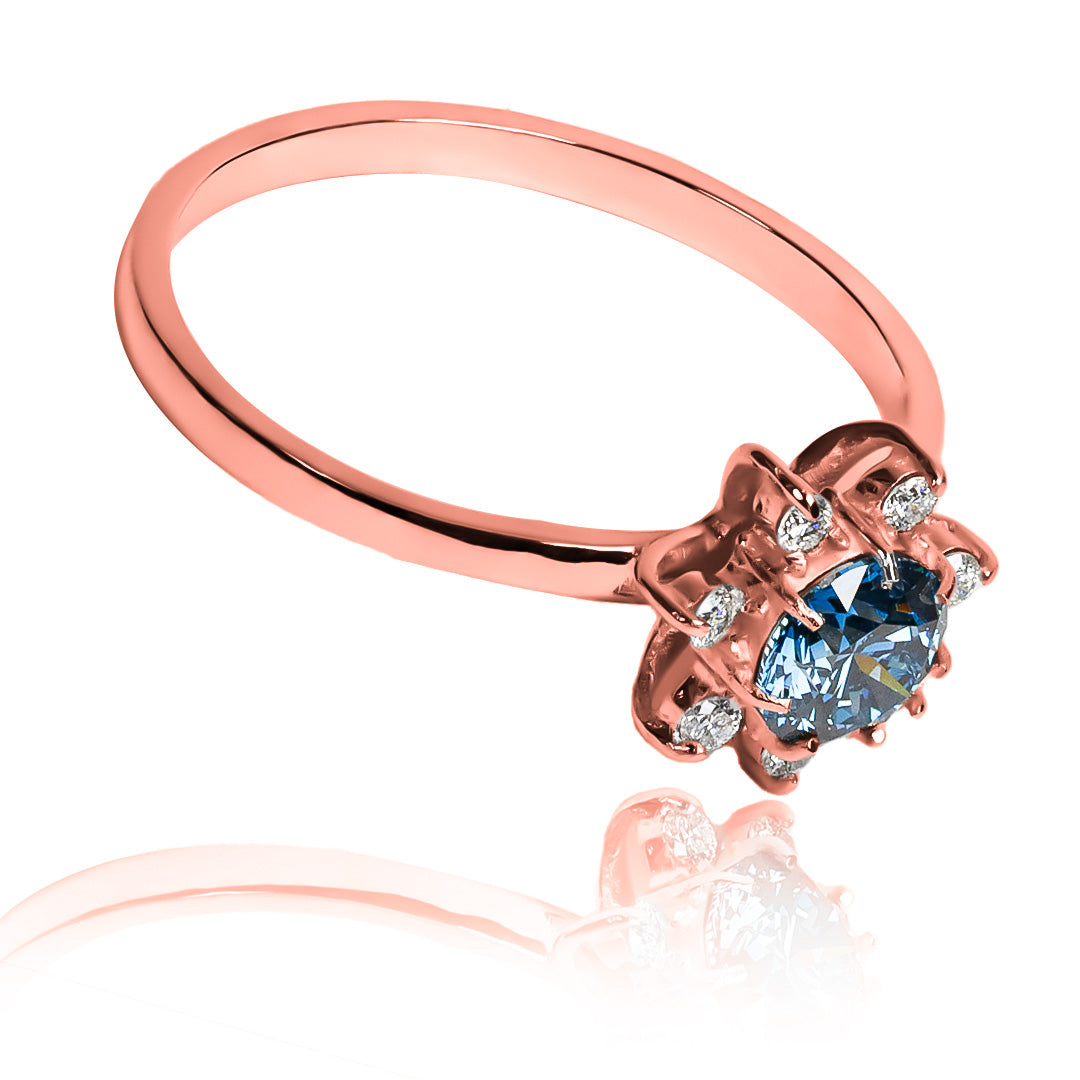  anillo de compromiso blue flower, hecho con el más fino oro 18 k de Joyería Caracas. Este exquisito anillo cuenta con un certificado de calidad y garantía de por vida, asegurando su belleza y durabilidad. 