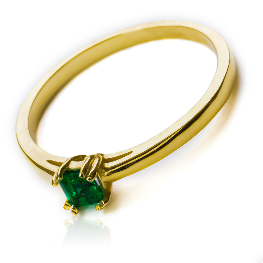 anillo de compromiso "Bridge Esmeralda" es una pieza de joyería única y exclusiva de la prestigiosa marca Joyería Caracas. Elaborado con oro de 18 k, cuenta con un impresionante certificado de calidad y garantía de por vida.