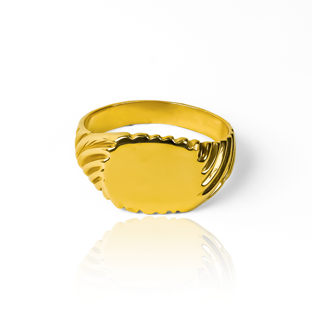 Disfruta de la elegancia y la protección con nuestro anillo classic ring child de Joyería Caracas. Hecho de oro 18k y con garantía de por vida