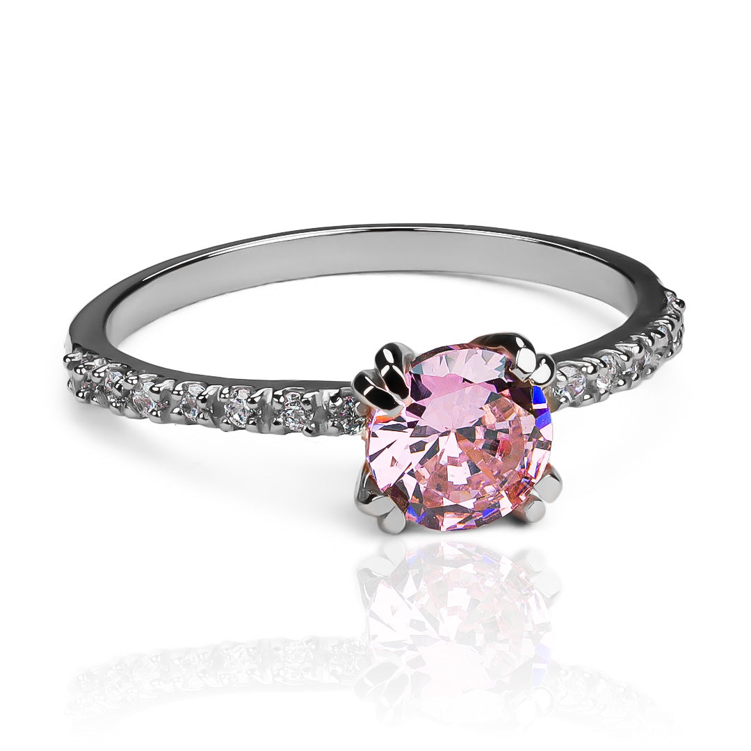  anillo de compromiso Pink Claw es una verdadera joya de la joyería Caracas. Está hecho de oro 18k y cuenta con un certificado de calidad que garantiza su belleza y durabilidad de por vida. 