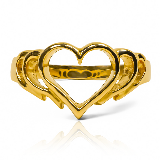  Anillo Corazón Calado, diseñado en joyería Caracas con oro 18k, simboliza el amor eterno. Deja que su elegante diseño en forma de corazón calado sea el reflejo de tu amor y lleva contigo nuestra garantía de por vida. 